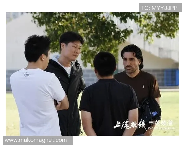 足球明星在训练场被偷拍视频引发粉丝热议与媒体关注